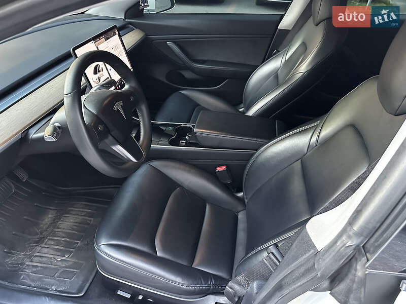 Седан Tesla Model 3 2019 в Львові