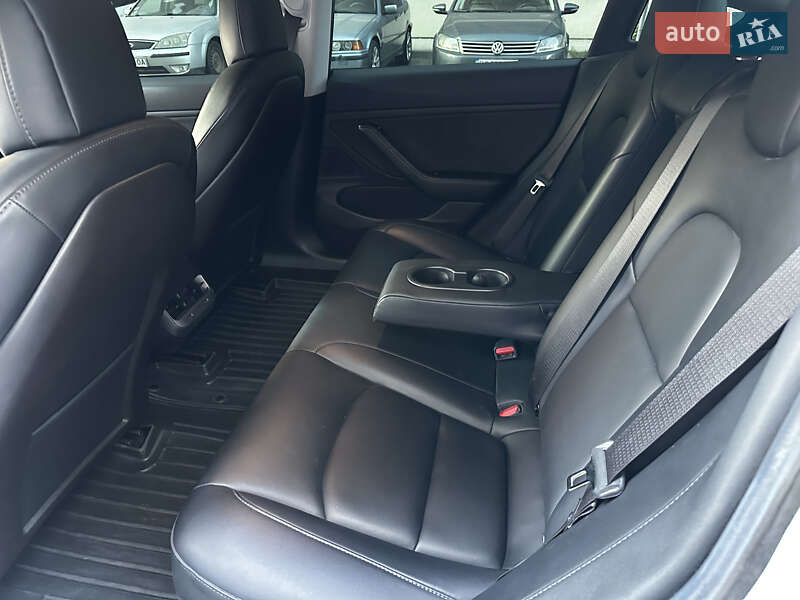 Седан Tesla Model 3 2019 в Львові