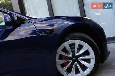Седан Tesla Model 3 2022 в 