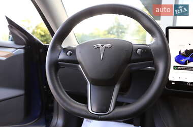 Седан Tesla Model 3 2022 в 