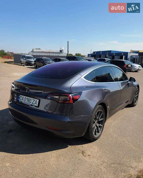 Седан Tesla Model 3 2017 в Смілі