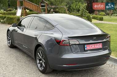 Седан Tesla Model 3 2022 в 