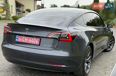 Седан Tesla Model 3 2022 в 