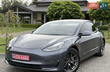 Седан Tesla Model 3 2022 в 
