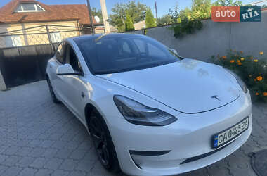 Седан Tesla Model 3 2020 в Умані