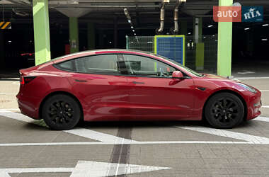 Седан Tesla Model 3 2022 в 