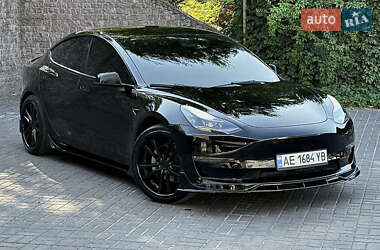 Седан Tesla Model 3 2022 в 