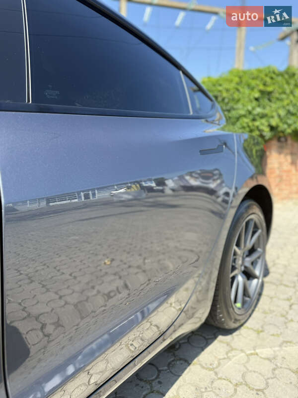 Седан Tesla Model 3 2023 в Чернівцях