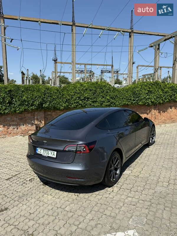 Седан Tesla Model 3 2023 в Чернівцях