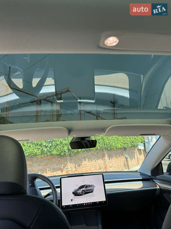 Седан Tesla Model 3 2023 в Чернівцях