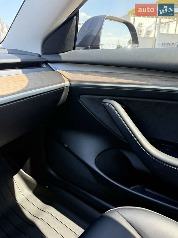 Седан Tesla Model 3 2023 в Чернівцях