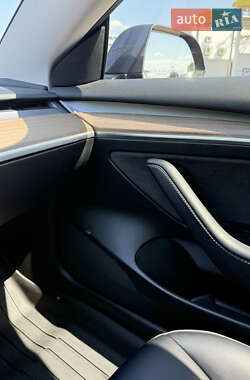 Седан Tesla Model 3 2023 в 