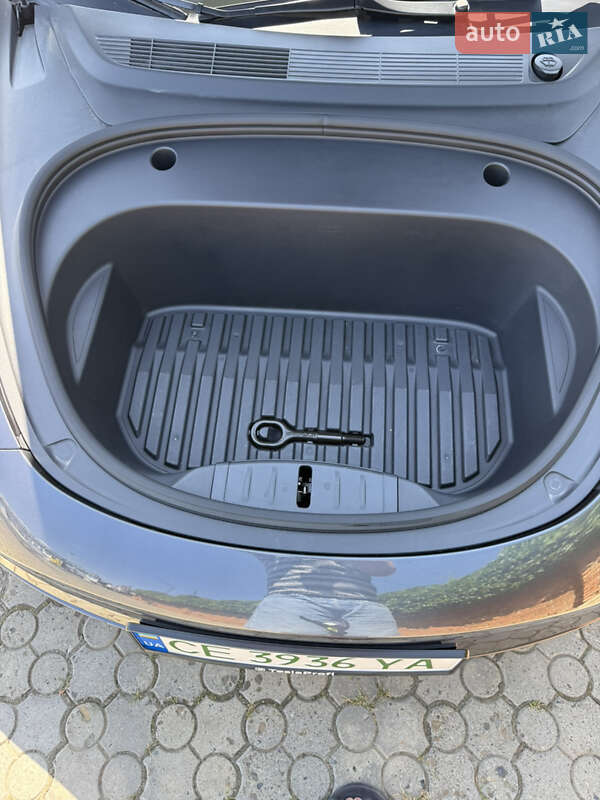 Седан Tesla Model 3 2023 в Чернівцях