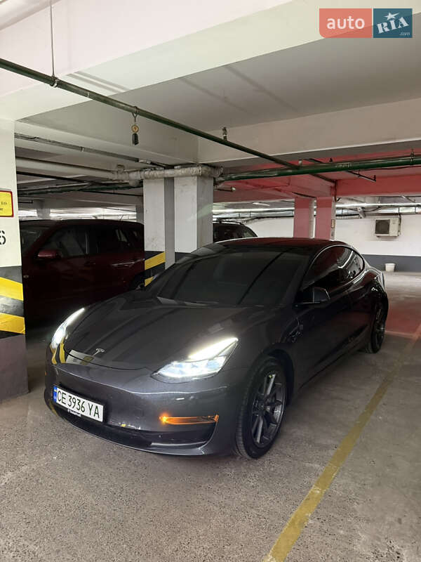 Седан Tesla Model 3 2023 в Чернівцях