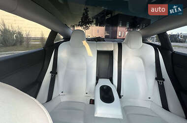 Седан Tesla Model 3 2022 в 