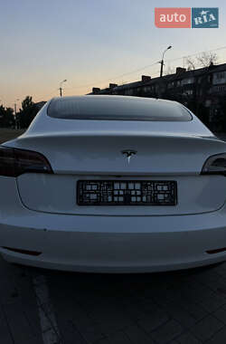 Седан Tesla Model 3 2022 в 