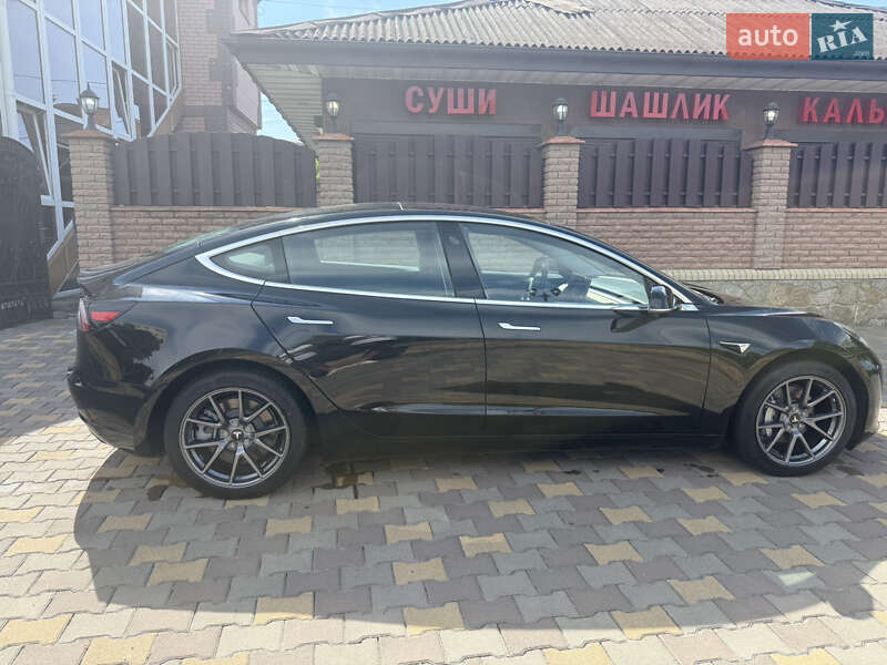 Седан Tesla Model 3 2018 в Умані