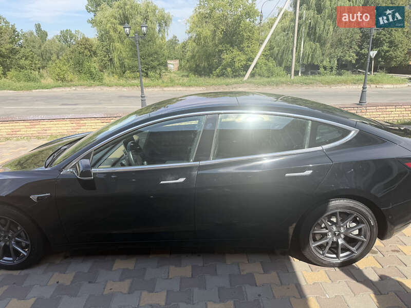 Седан Tesla Model 3 2018 в Умані