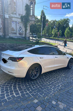 Седан Tesla Model 3 2022 в 
