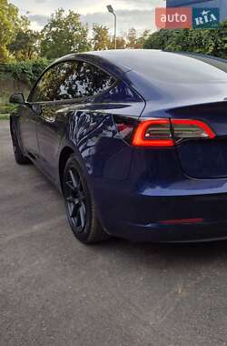 Седан Tesla Model 3 2022 в 