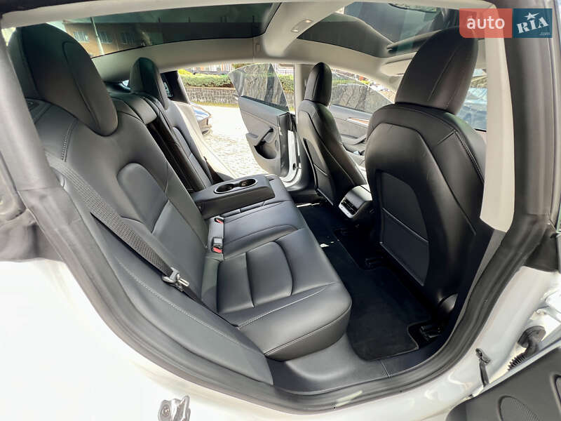 Седан Tesla Model 3 2022 в Луцьку