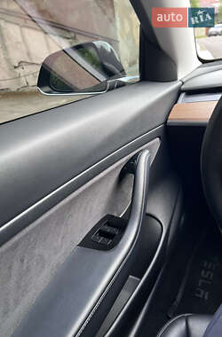 Седан Tesla Model 3 2020 в 