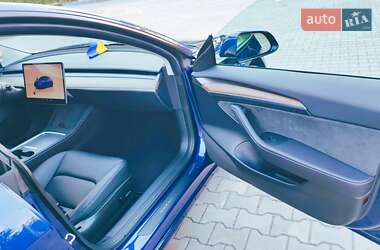 Седан Tesla Model 3 2023 в 