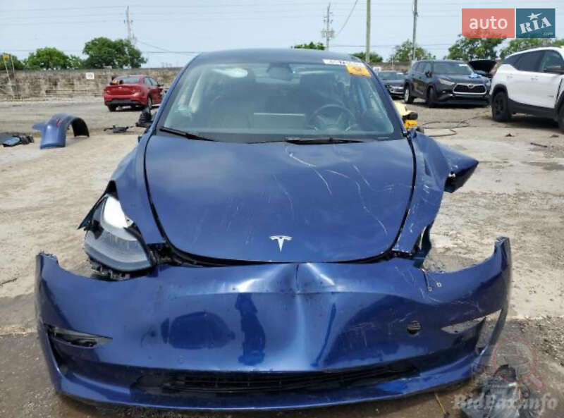 Седан Tesla Model 3 2022 в 