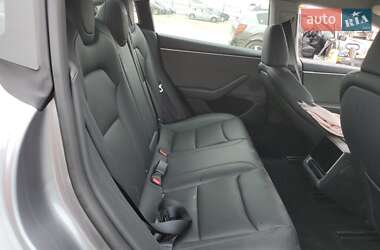 Седан Tesla Model 3 2025 в 