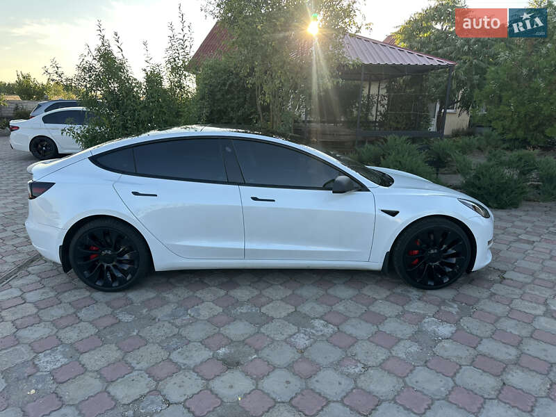 Седан Tesla Model 3 2021 в Южноукраїнську