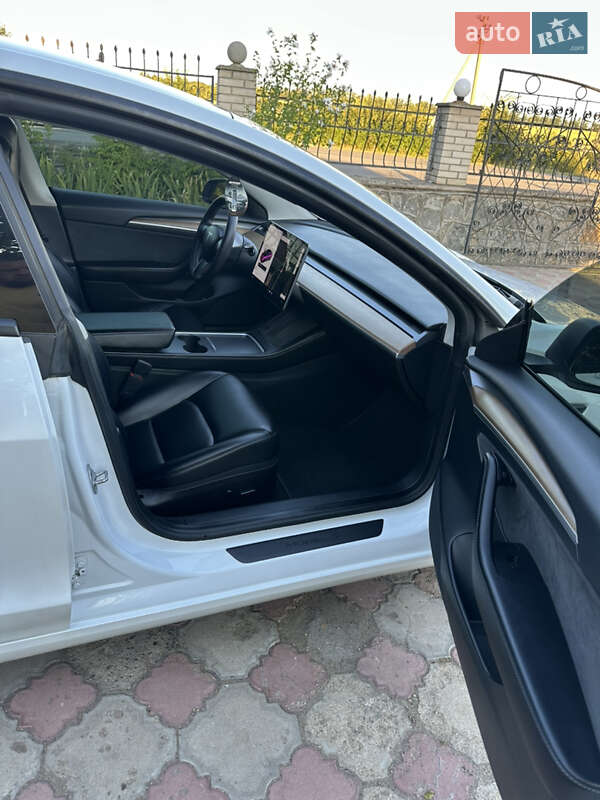 Седан Tesla Model 3 2021 в Южноукраїнську