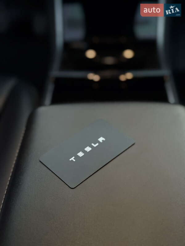 Седан Tesla Model 3 2020 в Берегово