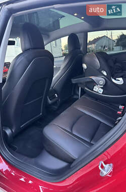 Седан Tesla Model 3 2022 в 