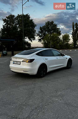 Седан Tesla Model 3 2021 в 