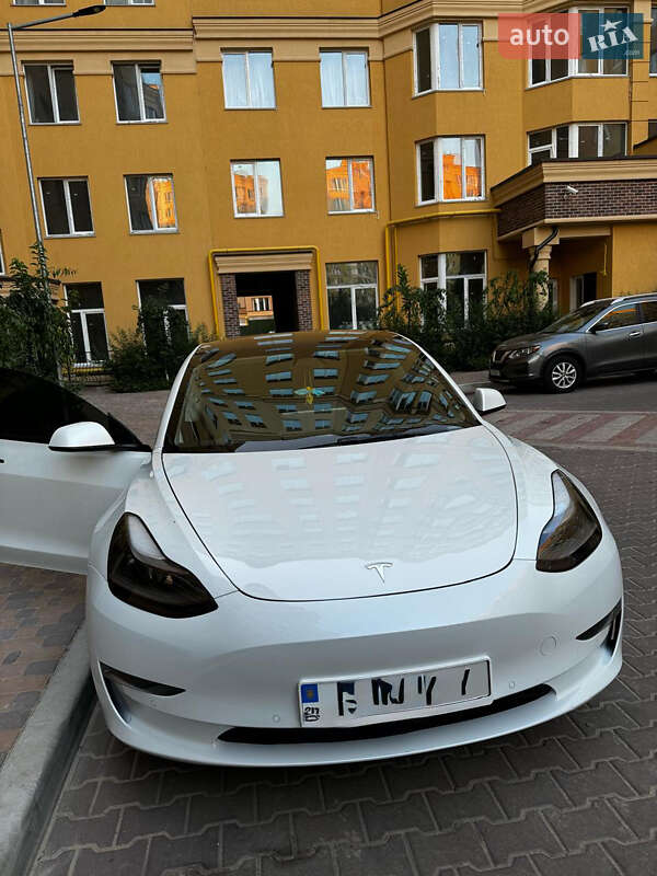Седан Tesla Model 3 2023 в 