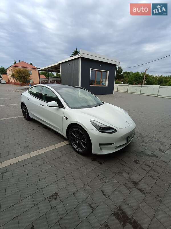 Седан Tesla Model 3 2021 в Львові