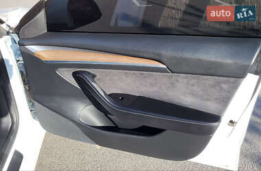 Седан Tesla Model 3 2021 в 