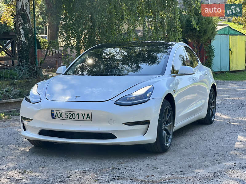 Седан Tesla Model 3 2018 в Валках