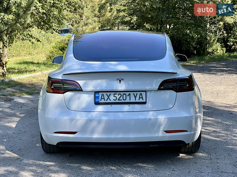 Седан Tesla Model 3 2018 в Валках
