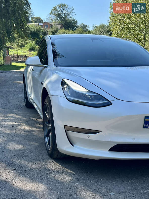 Седан Tesla Model 3 2018 в Валках