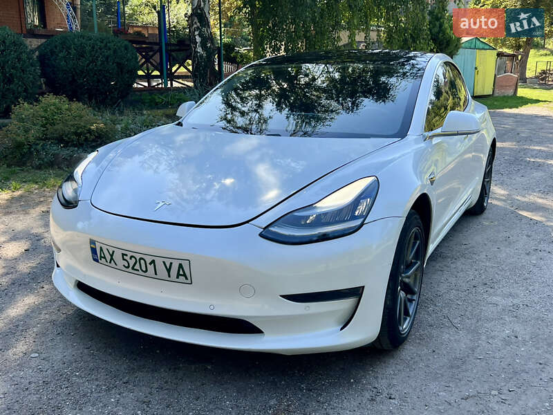 Седан Tesla Model 3 2018 в Валках