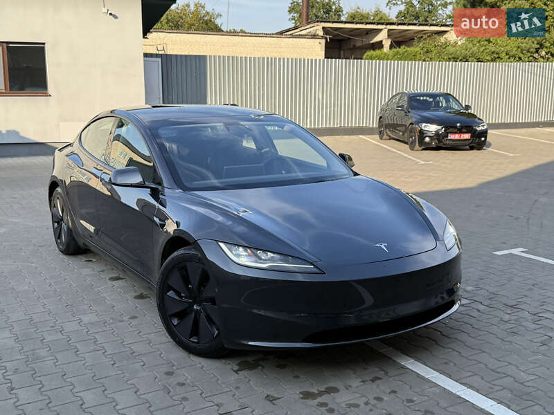 Седан Tesla Model 3 2024 в 