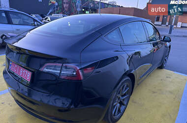 Седан Tesla Model 3 2023 в 