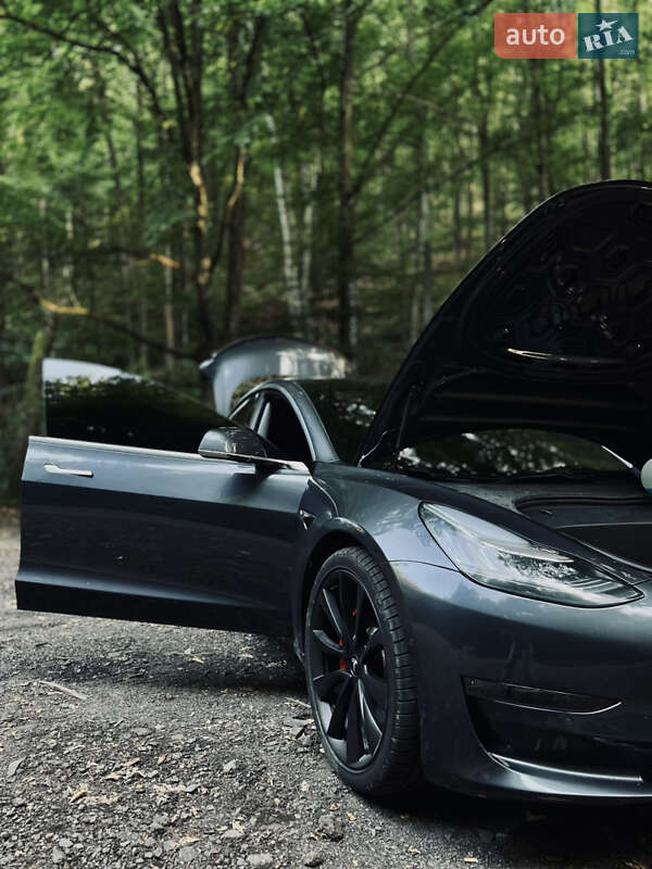 Седан Tesla Model 3 2020 в Ужгороде