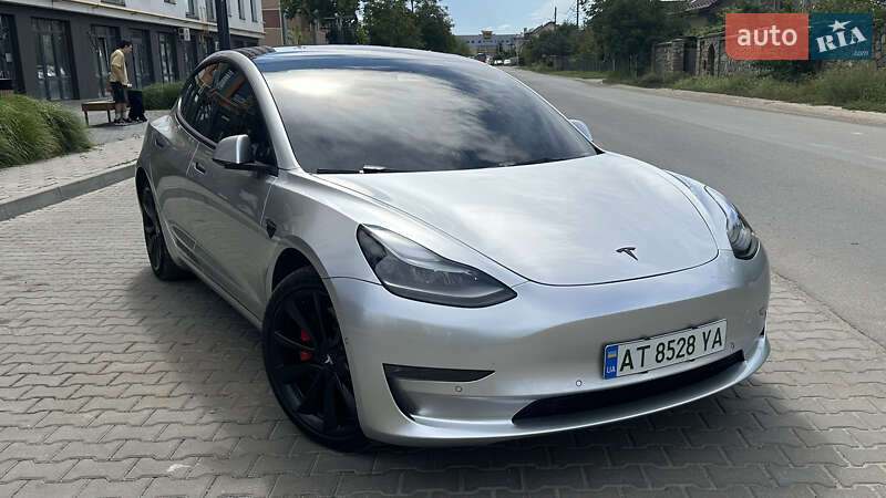 Седан Tesla Model 3 2022 в 