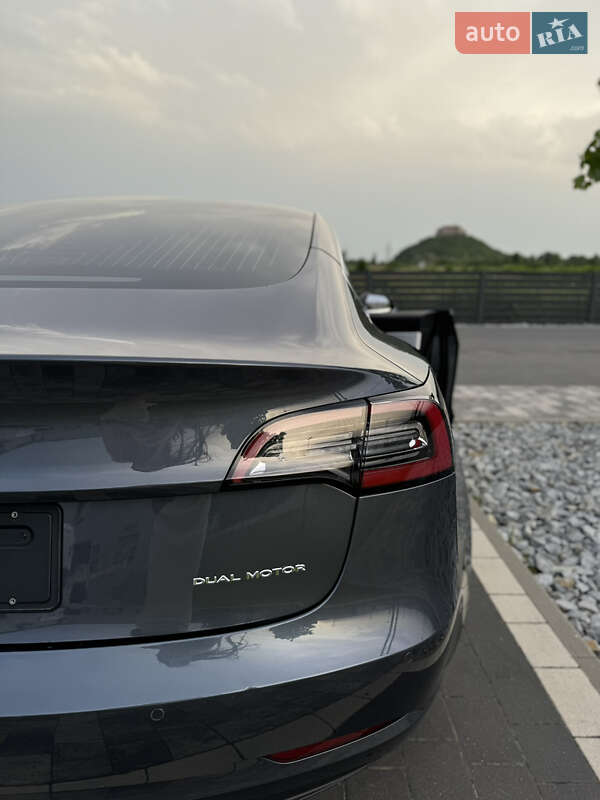 Седан Tesla Model 3 2020 в Мукачевому