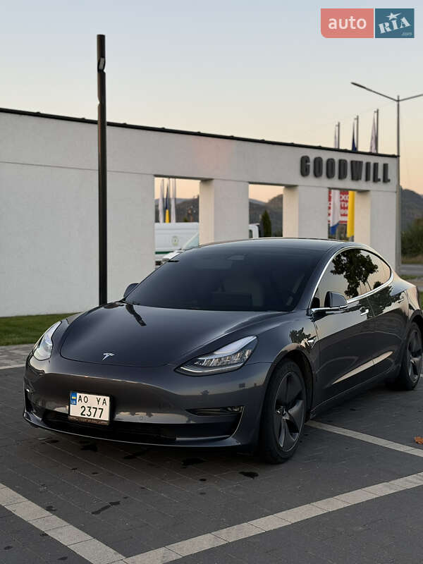 Седан Tesla Model 3 2020 в Мукачевому
