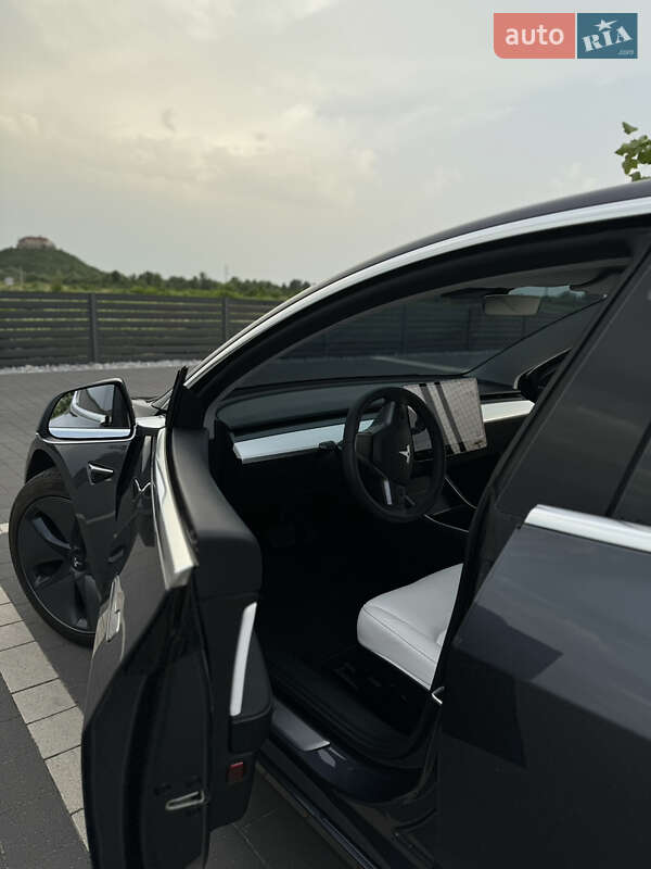 Седан Tesla Model 3 2020 в Мукачевому