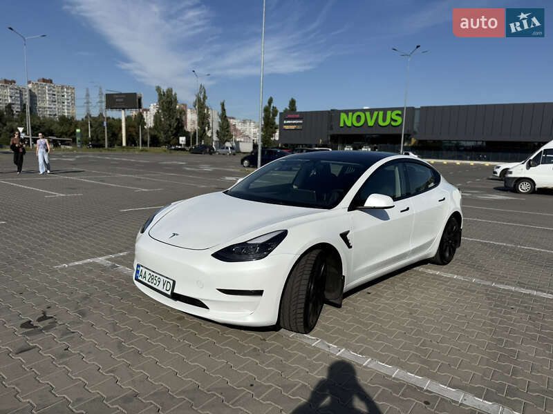 Седан Tesla Model 3 2023 в 