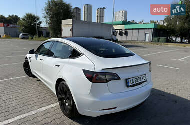 Седан Tesla Model 3 2023 в 